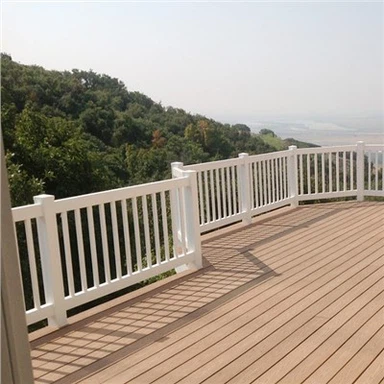 Valkoinen vinyyli aidan kaide